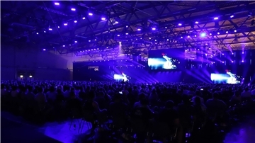 Zahlreiche Besucher verfolgen die „Opening Night Live“ in den Kölner Messehallen.