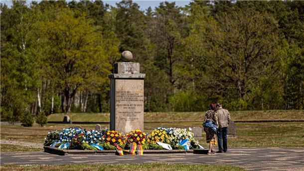 Gedenken: 79 Jahre nach Befreiung von Bergen-Belsen Zahlreiche Blumenkränze liegen um einen Gedenkstein auf dem Gelände der Gedenkstätte Bergen-Belsen.