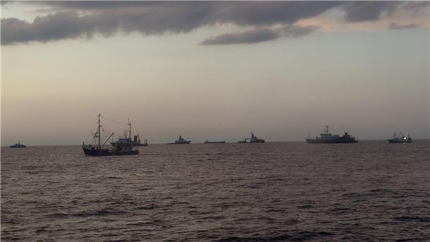 Zahlreiche Einheiten suchen derzeit in der Deutschen Bucht nach einem vermissten Schlauchbootfahrer.