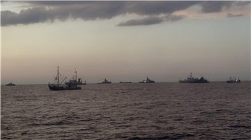 Zahlreiche Einheiten suchen derzeit in der Deutschen Bucht nach einem vermissten Schlauchbootfahrer.