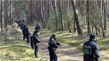 Zahlreiche Einsatzkräfte der Polizei durchsuchen im Vermisstenfall „Inga“ erneut ein Gebiet im Landkreis Stendal.