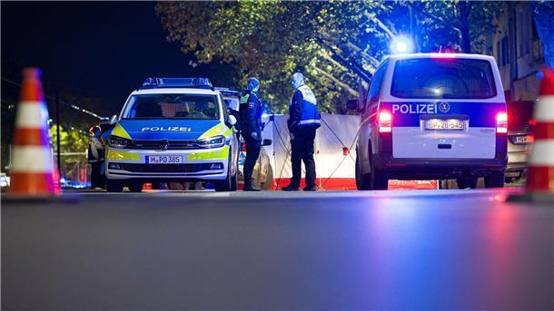 Schüsse in Hannover - Junger Mann stirbt, mehrere Verletzte Zahlreiche Einsatzkräfte sind am Tatort.