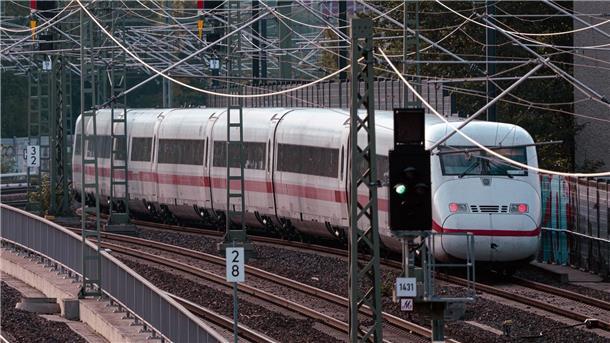 Hamburg: Mutmaßlicher Brandanschlag sorgt für Zugausfälle Zahlreiche Fernverkehrszüge zwischen Hamburg und Berlin waren wegen Bränden an Kabelschächten ausgefallen.