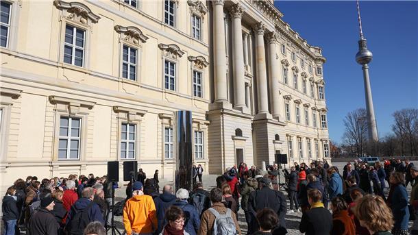 Wochenende der Demokratie in Berlin Zahlreiche Gäste nehmen teil an der Einweihung eines temporären Denkmals für die Barrikadenkämpfer von 1848 auf dem Schlossplatz in Berlin.