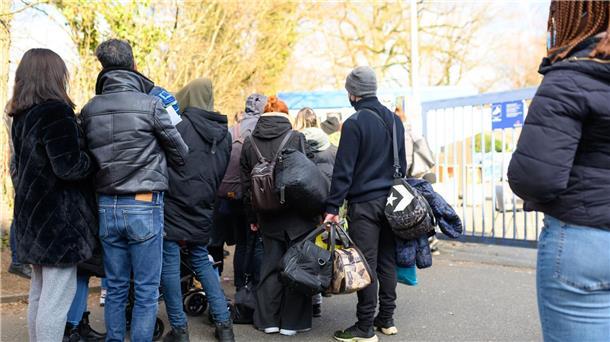 Vorschläge zur Entlastung der Ausländerbehörden Zahlreiche Geflüchtete stehen am Ankunftszentrum in Hamburg-Rahlstedt (Archivbild).