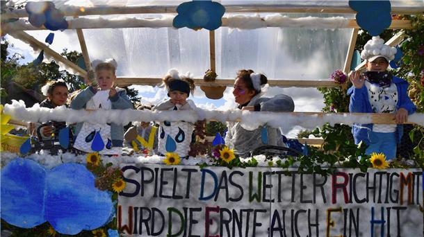 Tarmstedter Herbstmarkt diesmal mit Ernteumzug Zahlreiche geschmückte Wagen in Tarmstedt