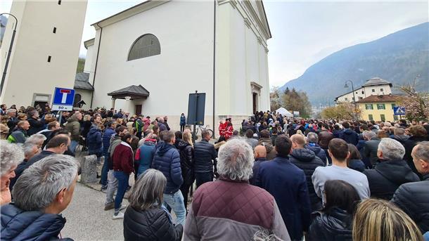 Italien: Gericht setzt Abschussbefehl für „Problembärin“ aus Zahlreiche Menschen begleiten die Trauerfeier des bei einem Bärenangriff während einer Jogging-Tour in der norditalienischen Provinz Trentino getöten 26-Jährigen in der Kirche San Bartolomeo.