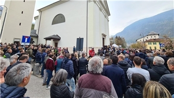 Zahlreiche Menschen begleiten die Trauerfeier des bei einem Bärenangriff während einer Jogging-Tour in der norditalienischen Provinz Trentino getöten 26-Jährigen in der Kirche San Bartolomeo.
