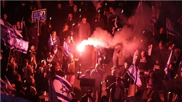 Zahlreiche Menschen demonstrieren in Tel Aviv gegen die geplante Justizreform.