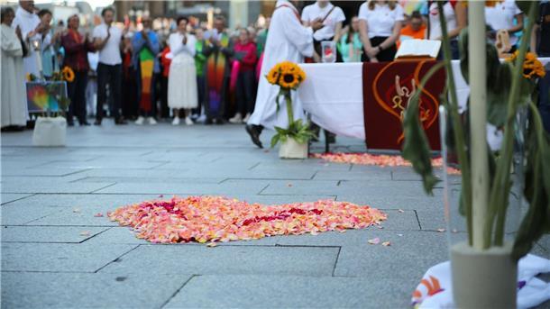 Priester segnen gleichgeschlechtliche Paare vor Kölner Dom Zahlreiche Menschen feiern den Segnungsgottesdienst für gleichgeschlechtliche Paare vor dem Kölner Dom.