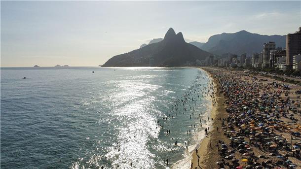 Gefühlte 50 Grad: Rios Bewohner trotzen Sommerhitze Zahlreiche Menschen genießen einen Tag am Ipanema-Strand bei hohen Temperaturen.