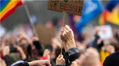 Zahlreiche Menschen nehmen an einer Demonstration gegen Rechtsextremismus in Berlin teil.