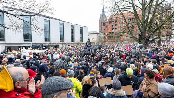 Tausende demonstrieren gegen rechts Zahlreiche Menschen nehmen an einer Demonstration gegen Rechtsextremismus und die AfD teil.