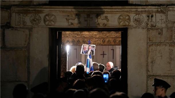 Zahlreiche Menschen nehmen in einer kleinen Kapelle Abschied von ihrem Ex-König.