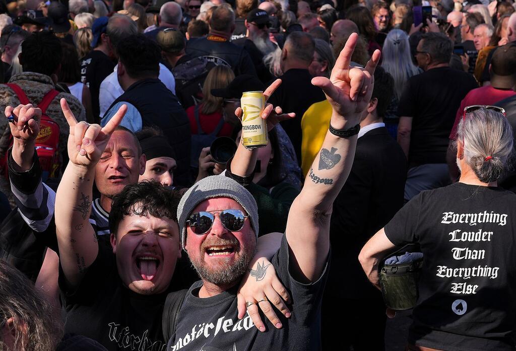 Motörhead-Fans feiern Statue für Kultrocker Lemmy Kilmister Zahlreiche Motörhead-Fans kamen zur Enthüllung der Lemmy-Statue in Burslem.