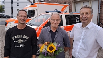 Zahlreiche Rettungsdienstmitarbeiter verabschiedeten ihren mit 42 Dienstjahren erfahrensten Kollegen Richard Lopaciuk (Mitte) am Freitagabend an der Rettungswache Bremervörde in den Ruhestand. Rechts DRK-Kreisgeschäftsführer Rolf Eckhoff, links Wachenleiter Marco Brandt.