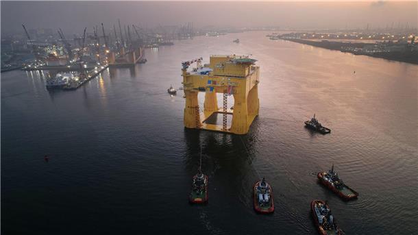 Zahlreiche Schlepper zogen die „DolWin epsilon“ aus der Werft in Singapur.