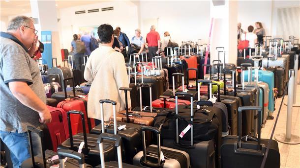 „AIDAAura“ und „Costa Favolosa“ bringen Tausende Urlauber in die Stadt Zahlreiche Urlauber und Reisende strömen am Sonnabend in die Stadt.