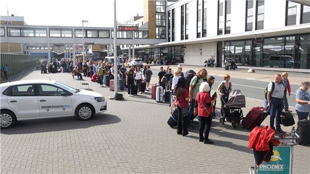 „AIDAAura“ und „Costa Favolosa“ bringen Tausende Urlauber in die Stadt Zahlreiche Urlauber und Reisende strömen am Sonnabend in die Stadt.