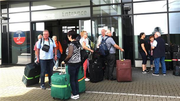 „AIDAAura“ und „Costa Favolosa“ bringen Tausende Urlauber in die Stadt Zahlreiche Urlauber und Reisende strömen am Sonnabend in die Stadt.