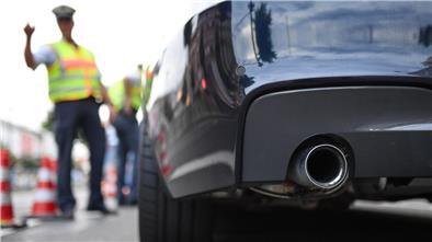 Sonderkontrollen in Rotenburg: Polizei stoppt Autoposer und Raser Autoheckteil