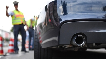 Sonderkontrollen in Rotenburg: Polizei stoppt Autoposer und Raser Autoheckteil
