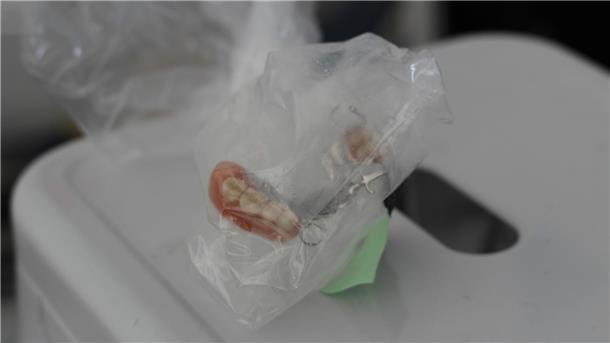 Ein Gebiss in einer Plastiktüte. 