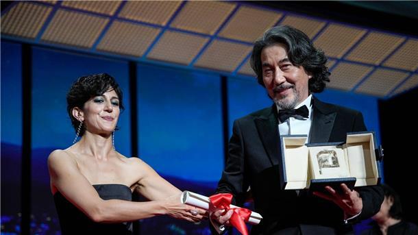 Koji Yakusho erhält Preis als bester Schauspieler in Cannes Zahra Amir Ebrahimi (l) überreicht Koji Yakusho den Preis als bester Schauspieler für seine Rolle im Film „Perfect Days“ von Regisseur Wenders.