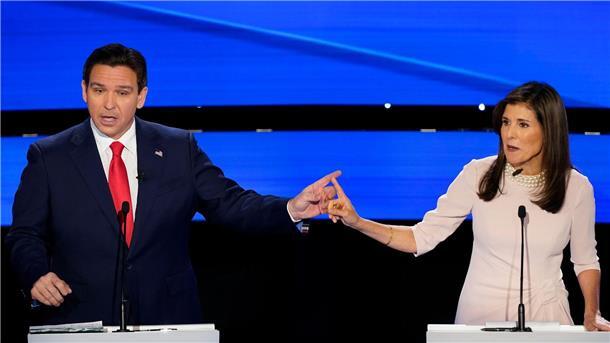 Hartes TV-Duell der US-Republikaner Haley und DeSantis Zank und Streit auf der Bühne: Ron DeSantis und Nikki Haley bei der Debatte in Des Moines.