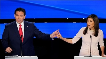 Zank und Streit auf der Bühne: Ron DeSantis und Nikki Haley bei der Debatte in Des Moines.