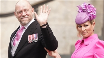 Zara Tindall (r), die Tochter von Prinzessin Anne und Nichte von König Charles und ihr Ehemann Mike Tindall in London.