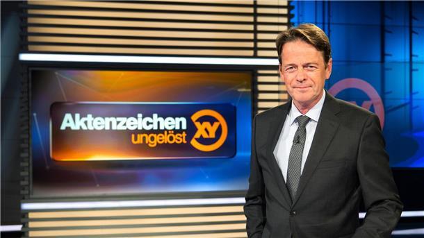 ZDF-Moderator Rudi Cerne im Studio der Fahndungssendung „Aktenzeichen XY ... ungelöst“.
