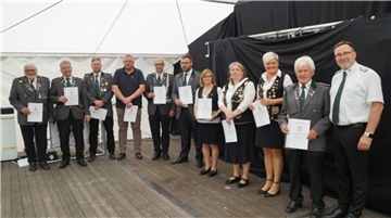 Zehn der vierzehn geehrten Mitglieder nahmen beim Golzwarder Schützenfest persönlich Urkunde und Ehrennadel entgegen. Vorsitzender Stephan Meyer (rechts) gratulierte.