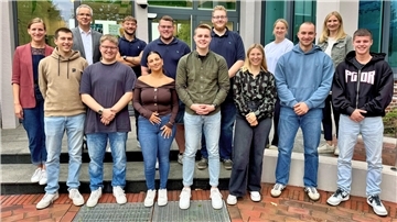 Zehn der zwölf jungen Menschen, die ihre Ausbildung beim OOWV erfolgreich abgeschlossen haben, zusammen mit ihren Ausbilderinnen und Ausbildern sowie den Ausbildungsbeauftragten, den Ausbildungsleiterinnen, der Abteilungsleiterin Personalmanagement und dem Bereichsleiter Unternehmensentwicklung und Struktur.