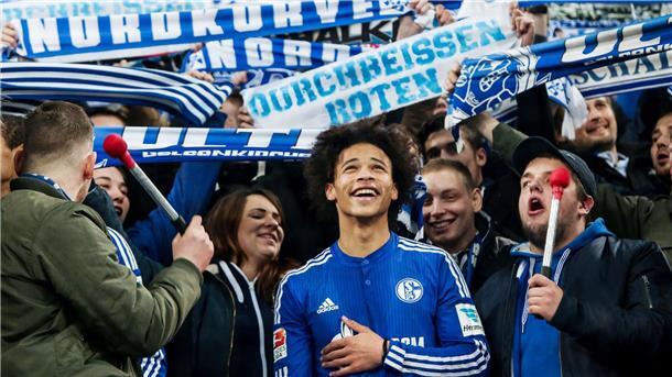 Zehn Jahre her: Leroy Sané lässt sich nach einem Schalker Heimsieg von den Fans feiern.