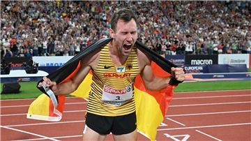 European Championships, Europameisterschaft, Leichtathletik, Zehnkampf, Männer, 1500m, Finale im Olympiastadion, Erstplatzierter Niklas Kaul (Deutschland) feirt mit der Nationalfahne. 