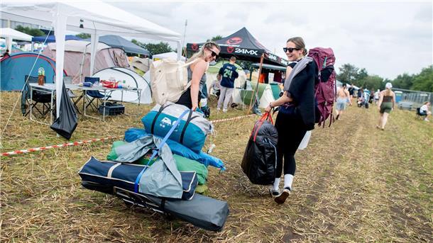 Festival Deichbrand startet bei trockenem Wetter Zehntausende Fans besuchen das Festival Deichbrand in Nordholz im Landkreis Cuxhaven. Von Donnerstagnachmittag bis Sonntag treten mehr als 120 nationale und internationale Künstlerinnen und Künstler aus den Bereichen Hip-Hop, Electro, Pop, Rock, Alternative, Indie und Metal auf.