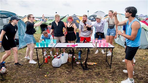Festival Deichbrand startet bei trockenem Wetter Zehntausende Fans besuchen das Musikfestival Deichbrand in Nordholz im Landkreis Cuxhaven. Von Donnerstagnachmittag bis Sonntag treten dort mehr als 120 nationale und internationale Künstlerinnen und Künstler auf.