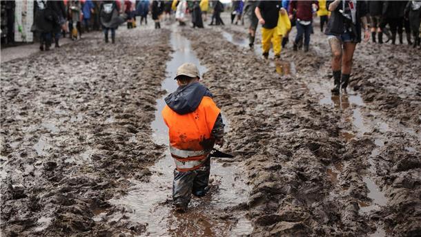Metalfans feiern in Wacken, aber nicht alle dürfen rein Zehntausende Fans freuen sich auf den Wacken-Start. Doch Dauerregen hat das Gelände in Schlammfelder verwandelt.