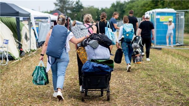 Festival Deichbrand startet bei trockenem Wetter Zehntausende Fans reisen zum Festival Deichbrand in Nordholz im Landkreis Cuxhaven. Von Donnerstagnachmittag bis Sonntag stehen dort mehr als 120 nationale und internationale Künstlerinnen und Künstler auf der Bühne - aus den Bereichen Hip-Hop, Electro, Pop, Rock, Alternative, Indie und Metal.