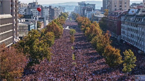 Zehntausende gedenken in Novi Sad der Tragödie mit 16 Toten Zehntausende gedachten der 16 Opfer des Einsturzes des Bahnhofsvordachs in Novi Sad vor genau einem Jahr.