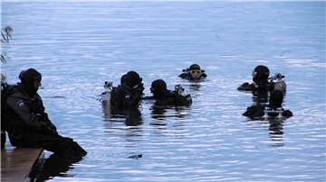 Taucher in einem See. Zehntausende Wassersportler gehen in jedem Jahr in dem Kreidesee in Hemmoor auf Tauchstation. Am Wochenende kam es zu einem tödlichen Zwischenfall. 