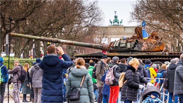 Panzerwrack aus Ukraine steht jetzt vor russischer Botschaft Zeichen des Protests: Ein in der Ukraine zerstörter russischer Panzer wird temporär vor der russischen Botschaft in Berlin ausgestellt.