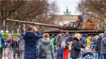 Zeichen des Protests: Ein in der Ukraine zerstörter russischer Panzer wird temporär vor der russischen Botschaft in Berlin ausgestellt.