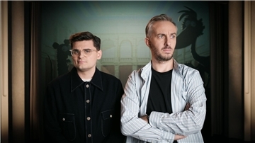 Zeichner und Autor Miguel Robitzky (l) und Moderator Jan Böhmermann (r) haben einen Animationsfilm über das Grundgesetz gemacht.