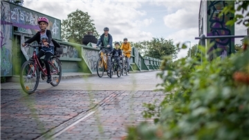 Zeigen kritische Stellen auf dem Schulweg: Familie Schulz/Schlagelambers mit Vater Sebastian, Mutter Maren und den Kindern Marla (8) und Bruno (5) auf Höhe der Achgelisbrücke.