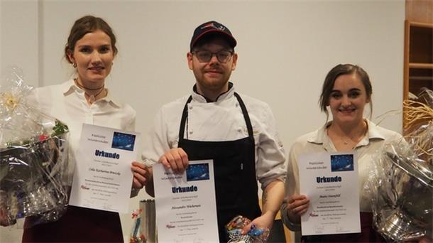 Gastro-Schulmeisterschaft wieder mit Publikum Zeigen stolz ihre Urkunden (von links): Celia Katharina Brietzke (Viebrocks Gasthaus, Horneburg), Alessandro Wieberneit (Hotel-Landhaus Wachtelhof, Rotenburg) und Maite Ostenfeld (Landgut Stemmen, Stemmen)