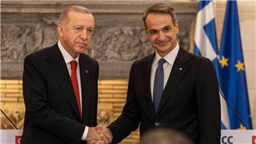 Zeigten sich in Athen äußerst versöhnlich: der türkische Staatspräsident Recep Tayyip Erdogan (l) und der griechische Ministerpräsident Kyriakos Mitsotakis.