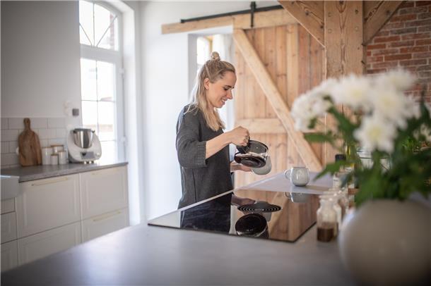 Zeit für eine Arbeitspause: Die 31-Jährige gießt den Kaffee auf der neuen Kochin...
