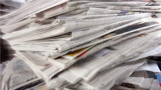 Zeitungen liegen auf einem Altpapierstapel. In Hepstedt können die Bürgerinnen und Bürger ihr altes Papier am Samstag loswerden.
